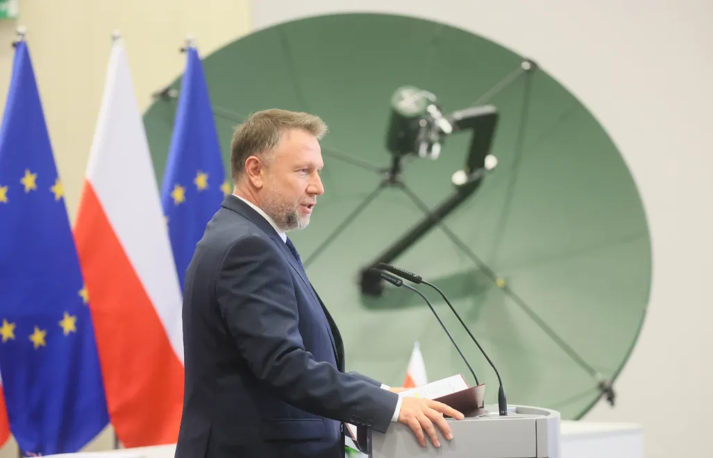 Szef MSWiA Marcin Kierwiński podczas podpisania umowy dot. udziału Polski w budowie konstelacji satelitarnej IRIS2 Fot. PAP/Leszek Szymański