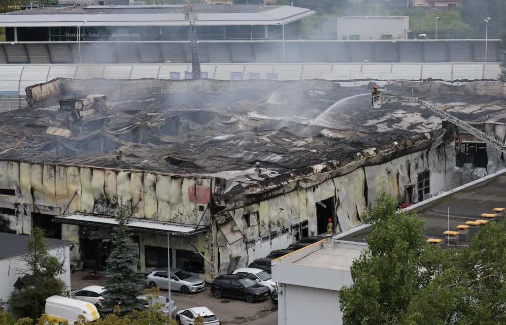 Blaze at Warsaw car repair shop. Poto: PAP/Leszek Szymański