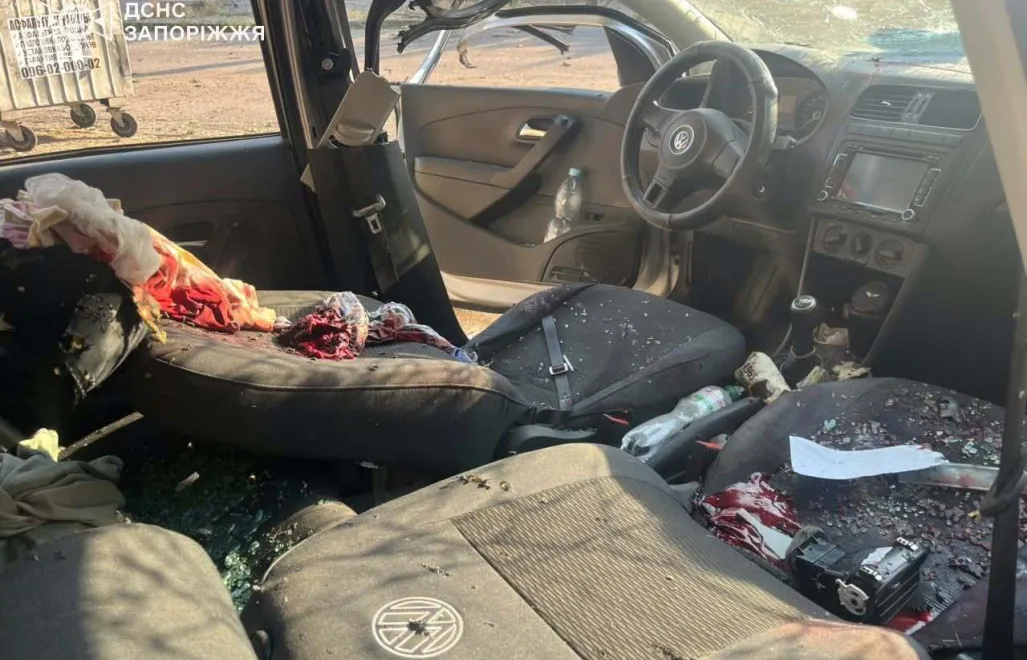 Салон автівки в Запоріжжі після російського удару. Fot. Facebook/Володимир Зеленський