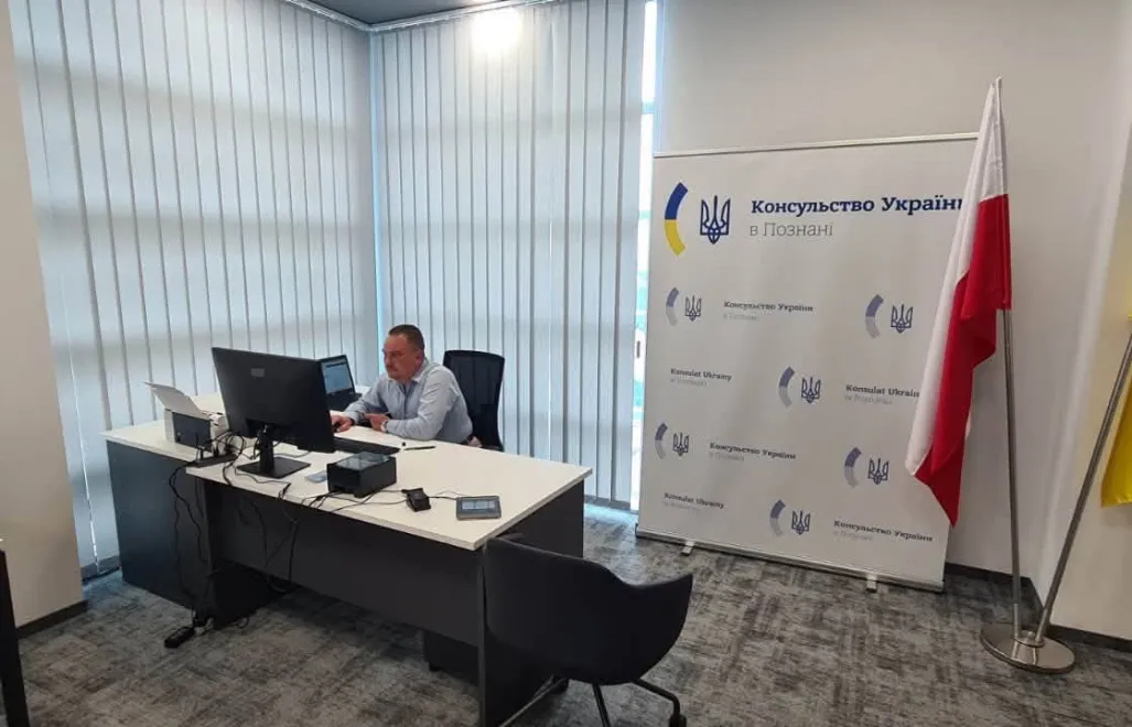 Працівник Консульства України в Познані. Fot. Facebook/Andrij Sybiha 