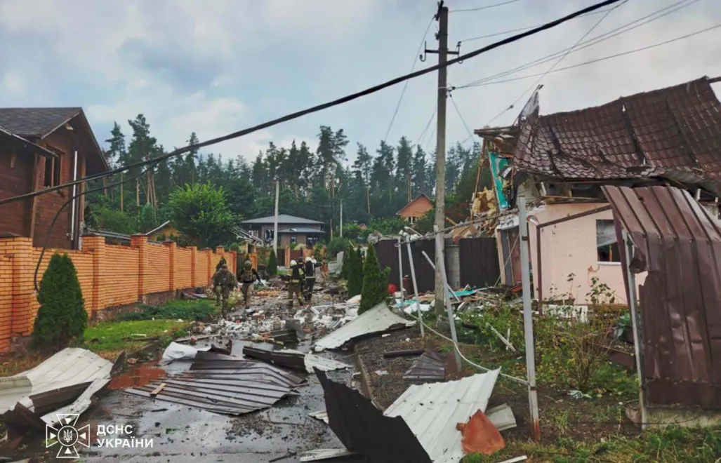 Наслідки російського удару по Київщині. Фото: ДСНС України 