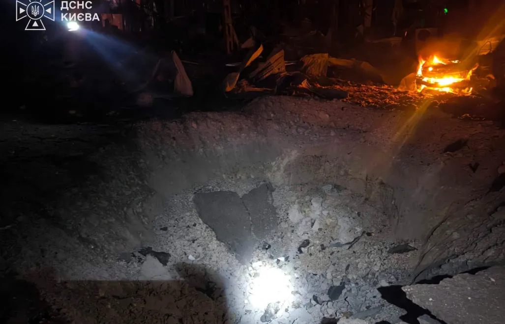 Вирва на вулиці після російського ракетного удару по Києву, Україна. Фото: ДСНС України, ДСНС Києва