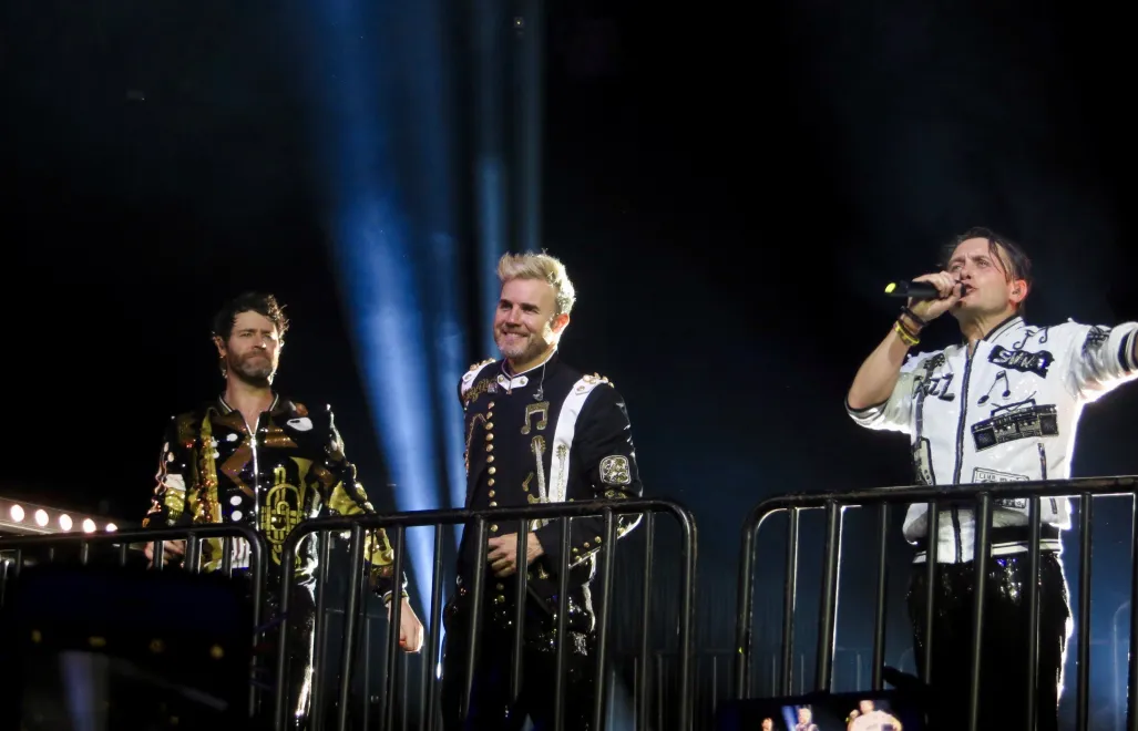 Take That podczas występu w 2017 r. Od lewej: Howard Donald, Gary Barlow, Mark Owen. Źródło: Wikipedia Commons/Marc E.