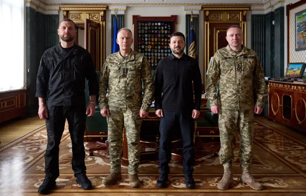 З лів на право: міністр оборони України Євген Хмара, колишній головком ЗСУ Олександр Сирський, президент України Володимир Зеленський та новий головнокомандувач ЗСУ Михайло Драпатий. Fot. Telegram/Zelenskiy/Official
