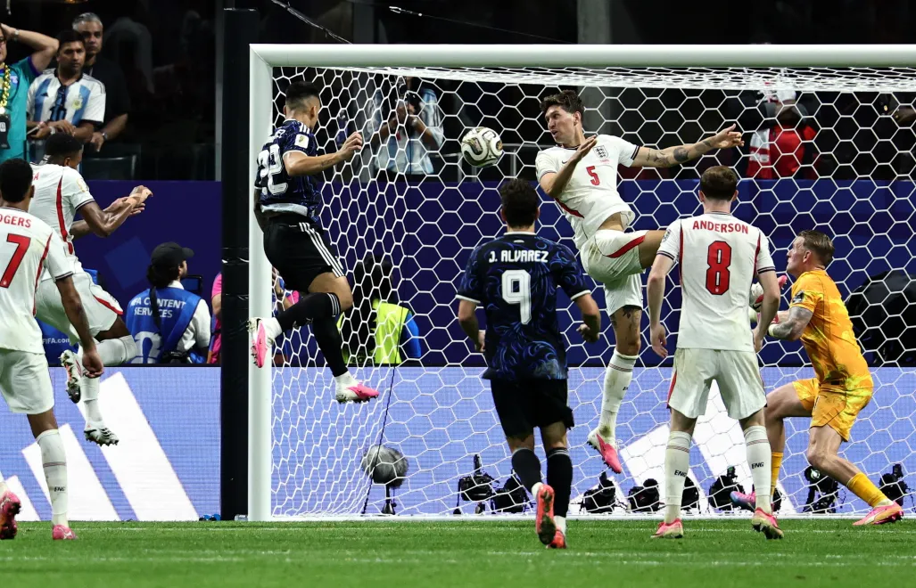 Lautaro Martinez strzelający gola. Fot. EPA/RONALD WITTEK
