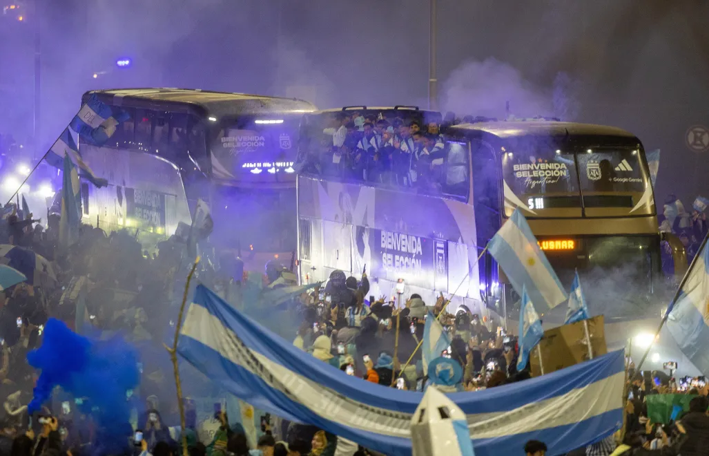 Fani witają argentyńskich piłkarzy Fot. PAP/EPA/JUAN IGNACIO RONCORONI