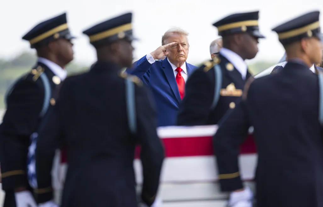 Donald Trump podczas ceremonii powrotu do kraju ciał czworga amerykańskich żołnierzy. Fot. EPA/JIM LO SCALZO