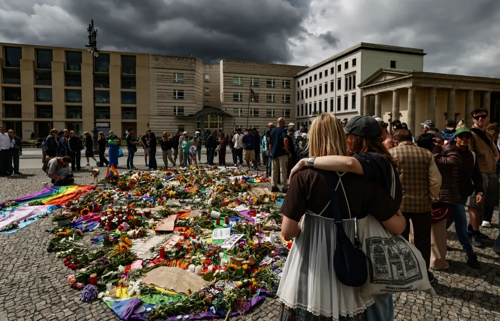 Upamiętnienie ofiary śmiertelnej oraz rannych w ataku podczas Parady Równości w Niemczech. Fot. PAP/EPA/FILIP SINGER 