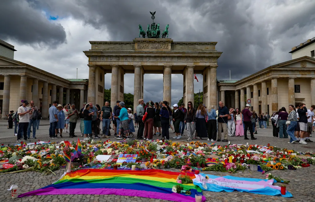 Upamiętnienie ofiary oraz rannych ataku na paradę równości w Berlinie. Fot. PAP/EPA/FILIP SINGER 