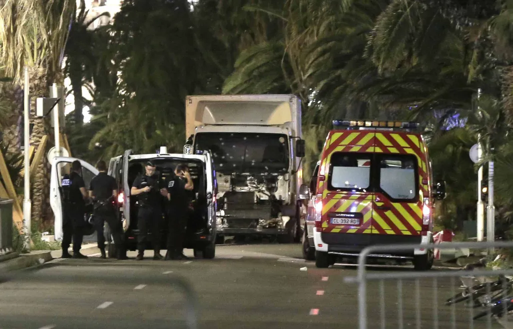 Karetka i policja po ataku ciężarówki na Promenade des Anglais w Nicei w 2016 r. Fot. PAP/EPA/FRANCK FERNANDES