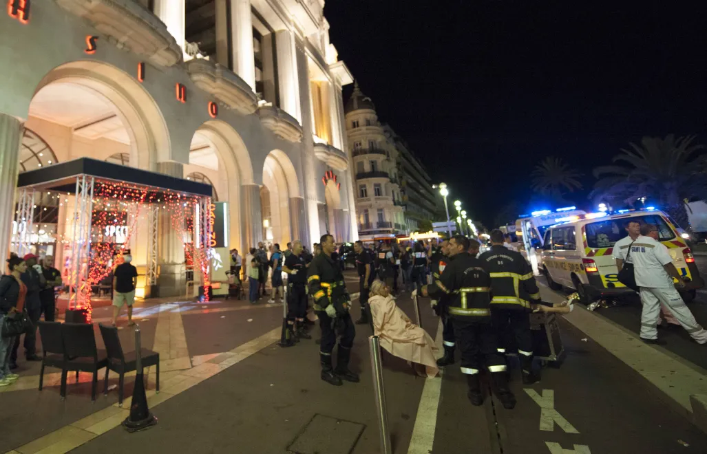 Służby udzielające pomocy na miejscu zamachu. Fot. EPA/OLIVIER ANRIGO