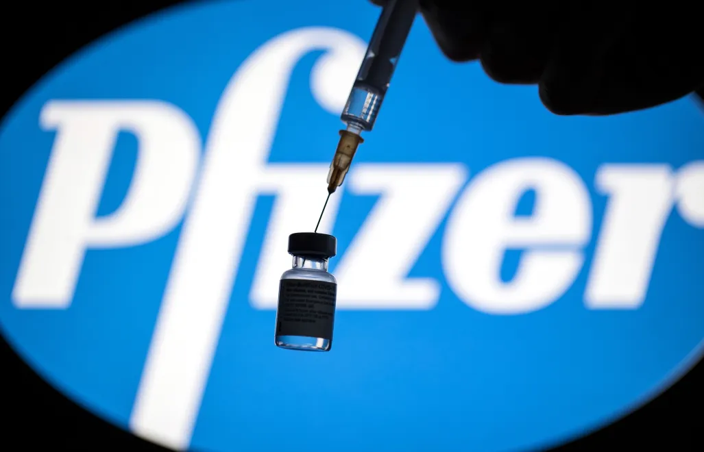 Spór o szczepionki firmy Pfizer uderzył w  PAŻP.  Fot. PAP/	Łukasz Gągulski