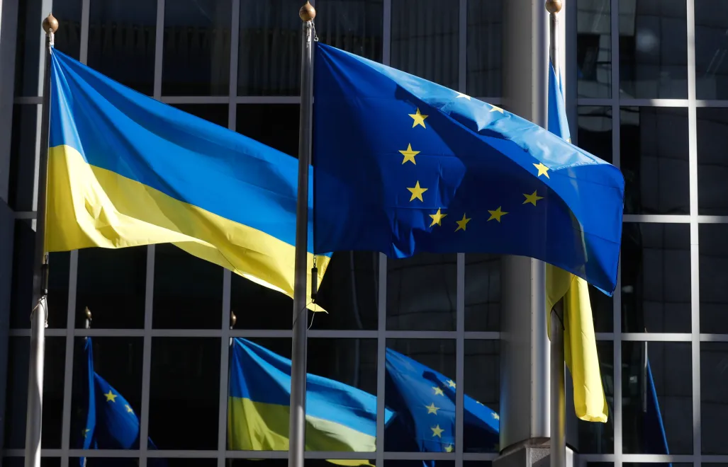 Прапори України та ЄС. Fot. PAP/EPA/STEPHANIE LECOCQ