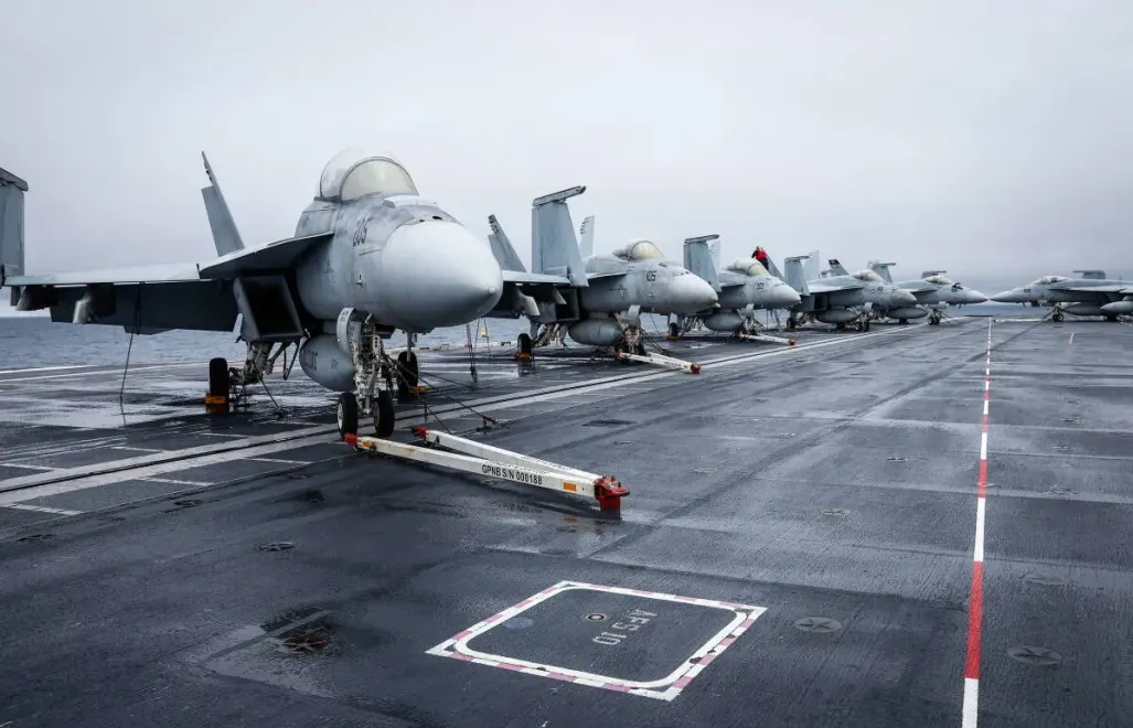 Samoloty F-18 na pokładzie lotniskowca USS Gerald R. Ford. Fot. EPA/STEPHANIE LECOCQ