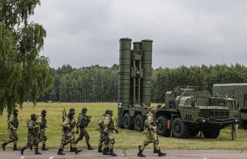Російські військові проходять повз російський ракетний комплекс С-300. Фотоілюстрація. Fot. PAP/EPA/SERGEI ILNITSKY