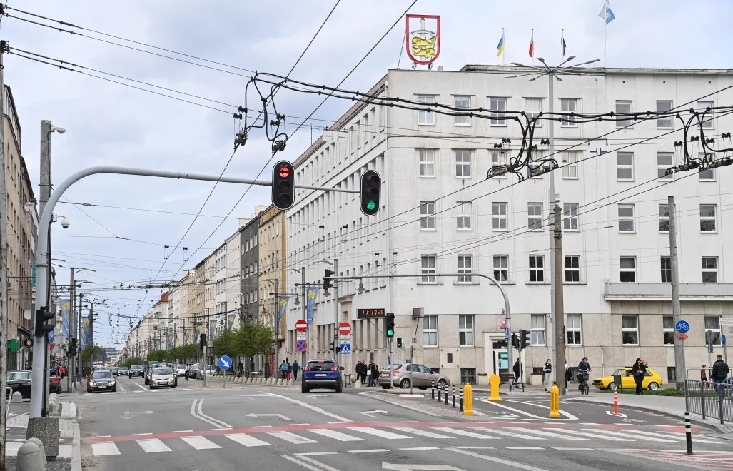Управління міста Ґдиня, алея маршалка Пілсудського, 52/54. Включена до списку територія Ґдині – це квартал площею 87,9 га в центрі міста. Його межі визначають, зокрема, вулиці Яна з Кольна, Войта Радтке та Святого Петра з півночі, алею маршалка Пілсудського з півдня та лінія залізничних колій із заходу. Fot. PAP/Andrzej Jackowski