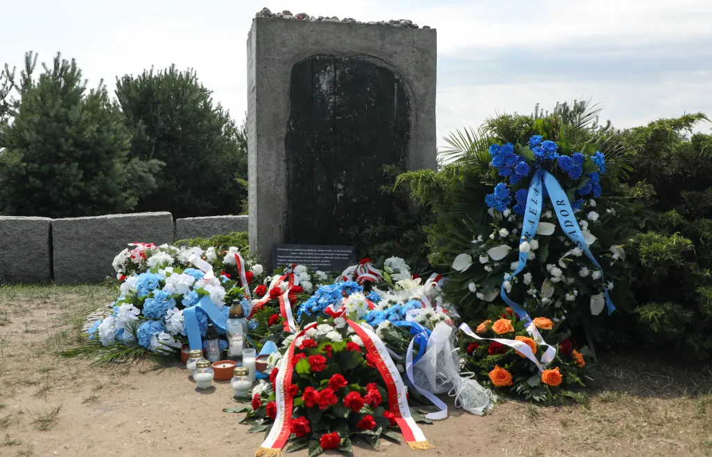 Пам’ятник на честь євреїв, вбитих 10 липня 1941 року в Єдвабному. Fot. PAP/Artur Reszko