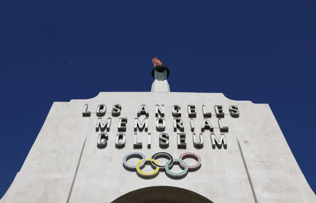 Znicz na jednym z obiektów olimpijskich w Los Angeles. Fot. PAP/EPA/CAROLINE BREHMAN