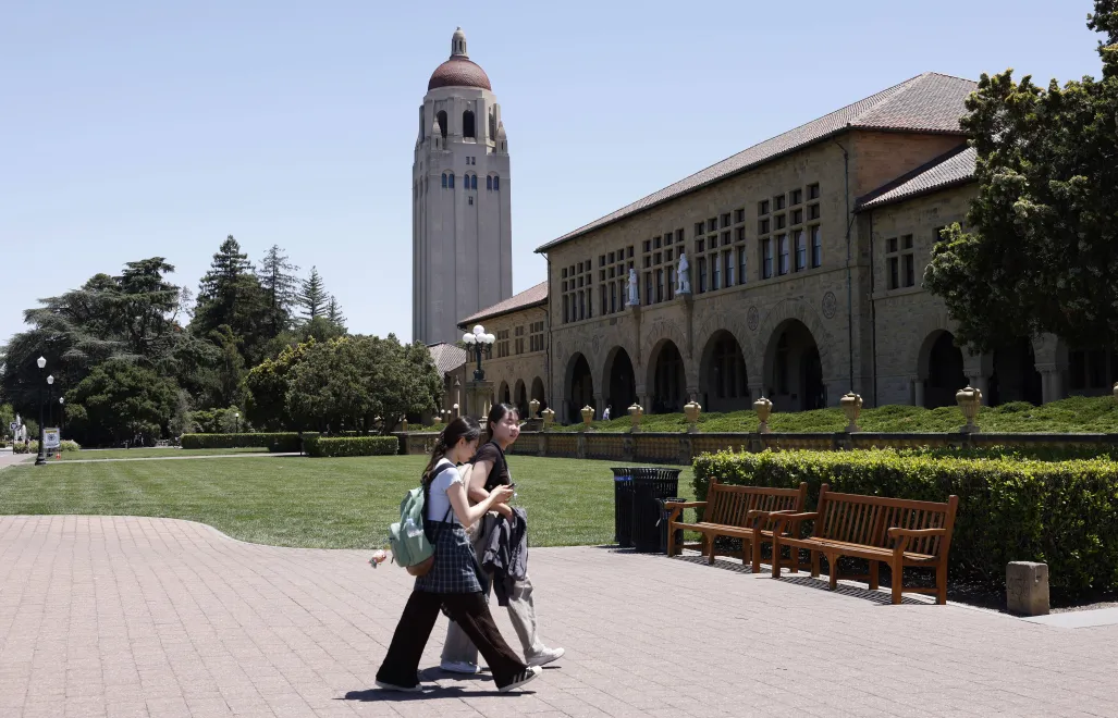 Studenci na kampusie Uniwersytetu Stanforda, fot. PAP/EPA/JOHN G. MABANGLO