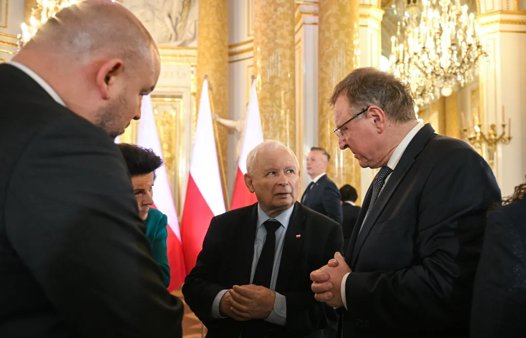 Prezes PiS Jarosław Kaczyński (C) oraz były prezes TVP Jacek Kurski, fot. PAP/Marcin Obara