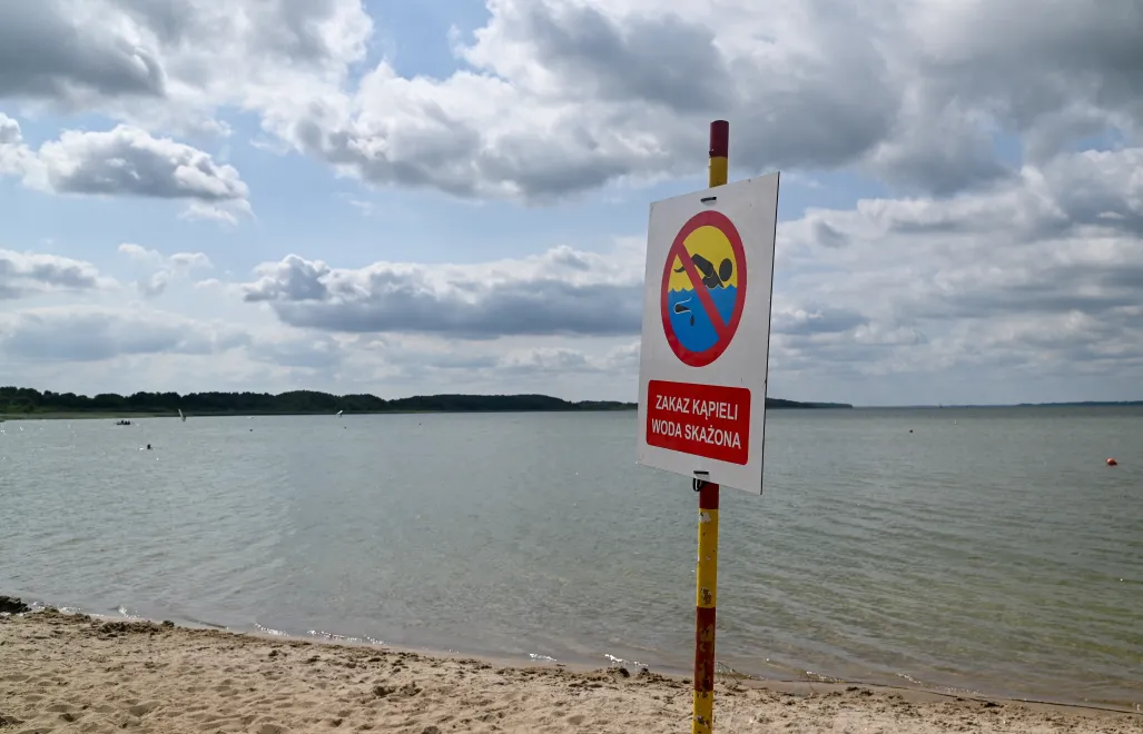 Zakwit sinic, zamknięte kąpielisko. Fot. PAP/Marcin Bielecki