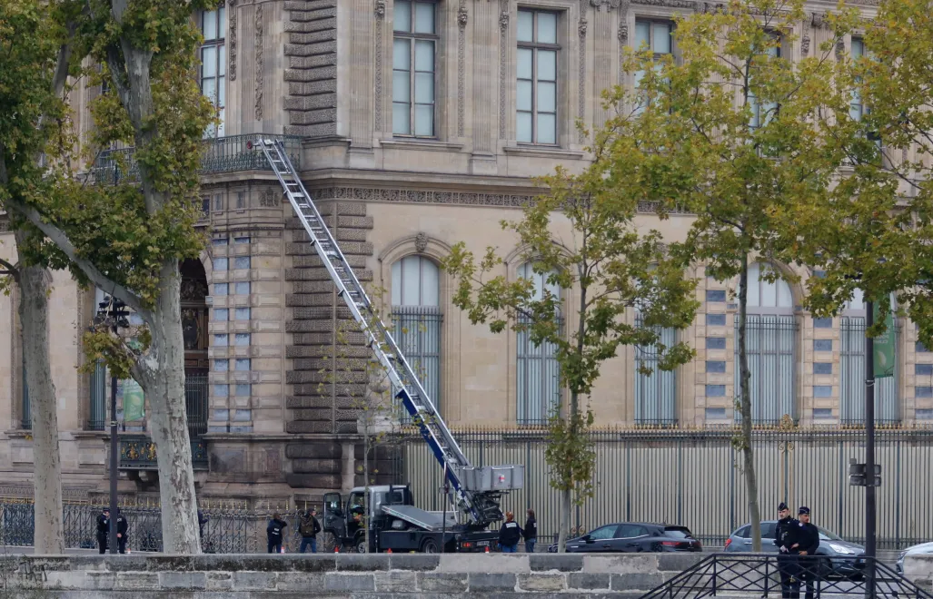 Drabina pozostawiona przez złodziei podczas włamania do Galerii Apolla. Fot. PAP/EPA/Mohammed Badra 