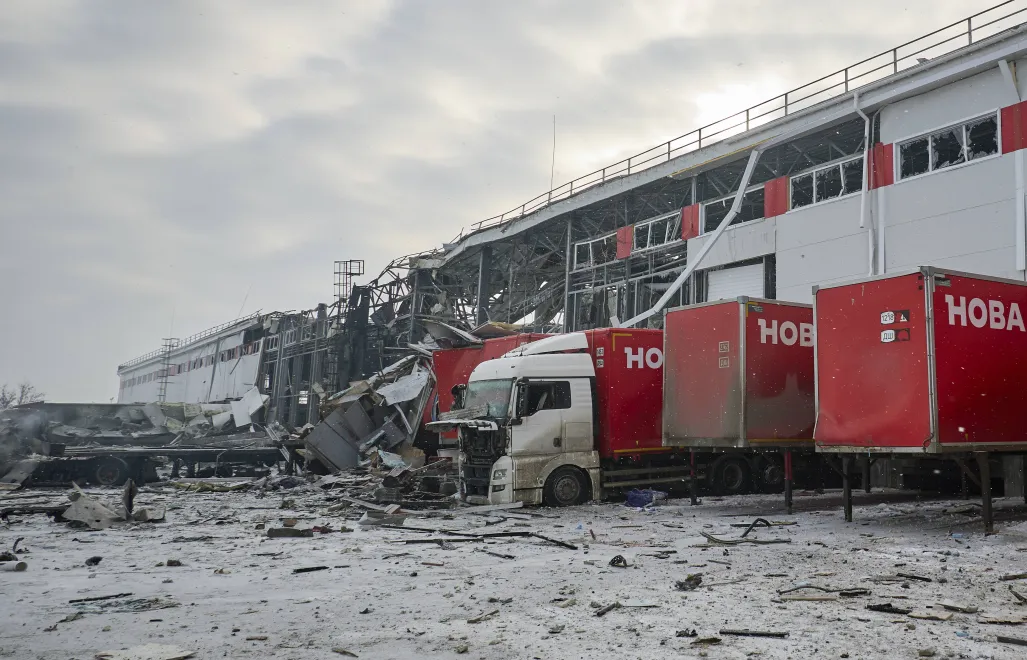 Наслідки російського удару по сортувальному центру "Нової пошти" на Харківищині. Fot. PAP/EPA/SERGEY KOZLOV