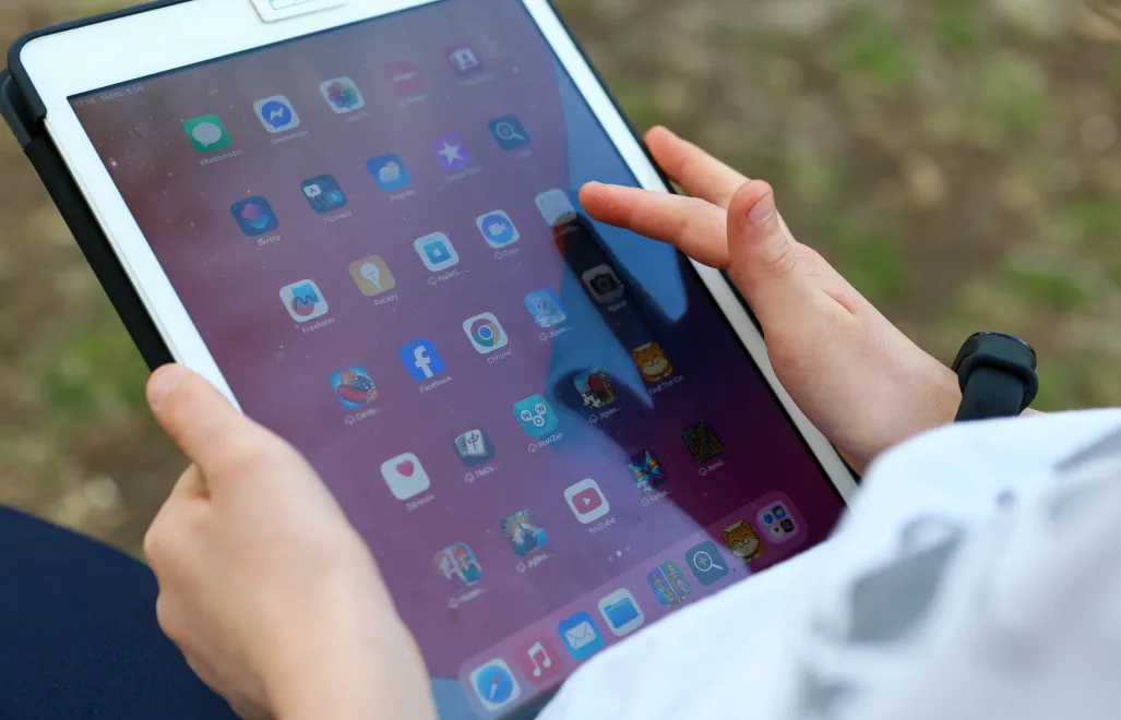 Tablet z ikonami mediów społecznościowych. Zdj. Ilustracyjne. Fot. PAP/Szymon Pulcyn