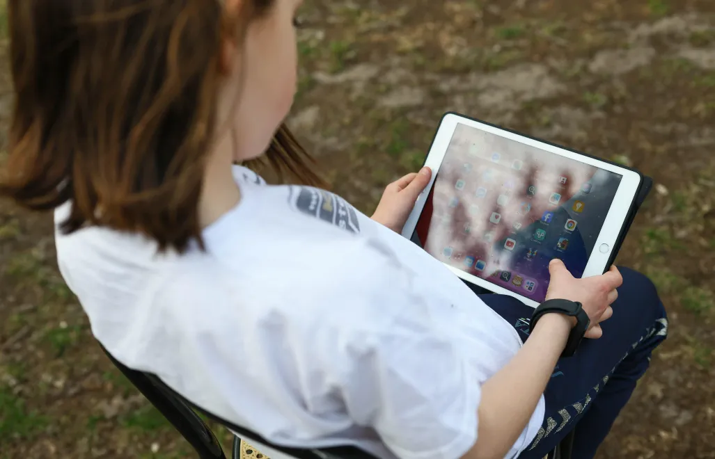 Tablet w rękach dziecka - zdjęcie ilustracyjne. Fot. PAP/Szymon Pulcyn