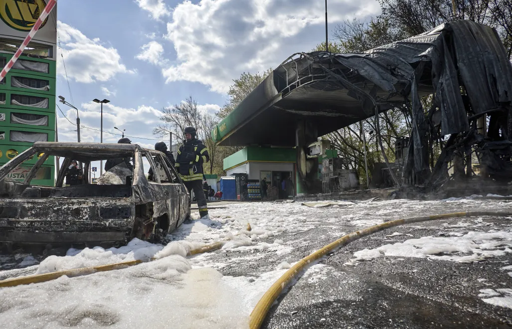 Zniszczona stacja benzynowa na Ukrainie, fot. PAP/EPA/SERGEY KOZLOV