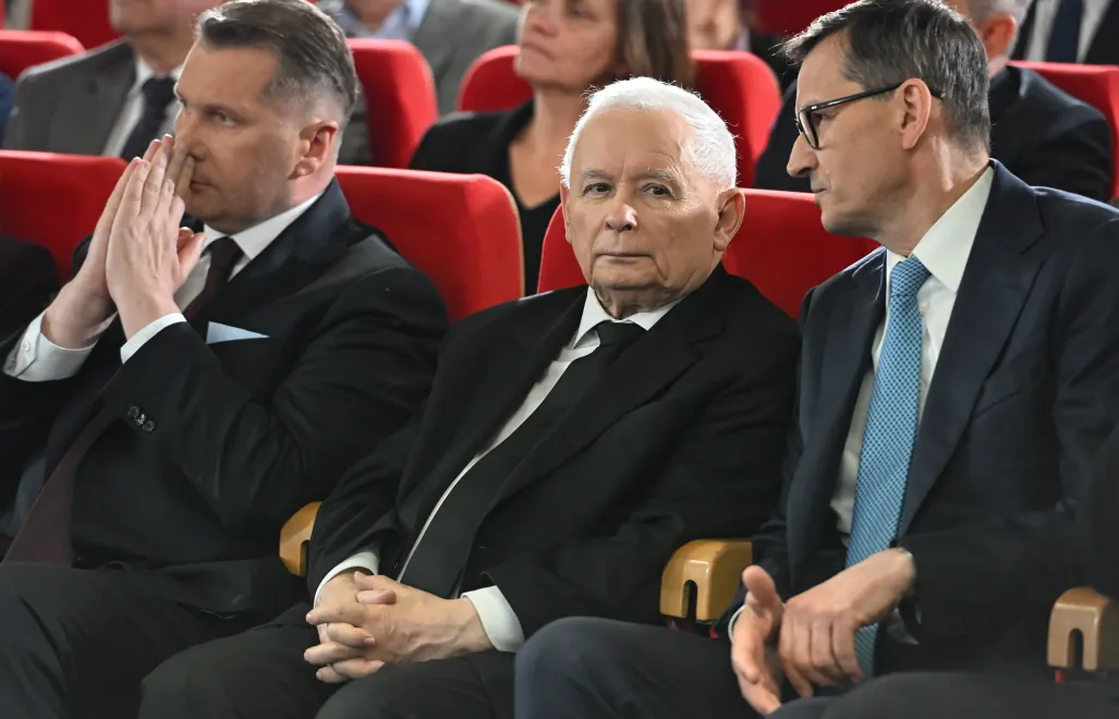 Prezes PiS Jarosław Kaczyński (C) oraz wiceprezesi PiS Przemysław Czarnek (L) i Mateusz Morawiecki (P). Fot. PAP/Wojtek Jargiło