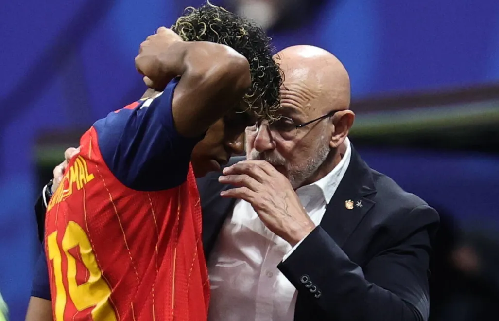 Lamine Yamal i trener Hiszpanii Luis de la Fuente. Fot. EPA/RONALD WITTEK