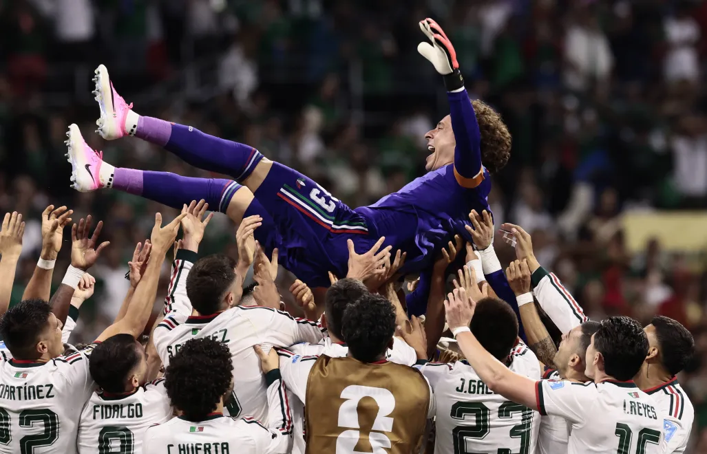Guillermo Ochoa i reprezentacja Meksyku po meczu z Czechami na MŚ, fot. PAP/EPA/EFE/JOSE MENDEZ