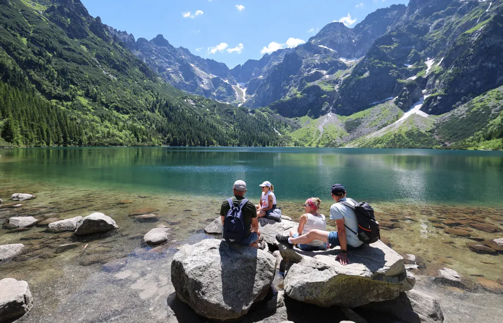 Turyści nad Morskim Okiem Fot. PAP/Grzegorz Momot