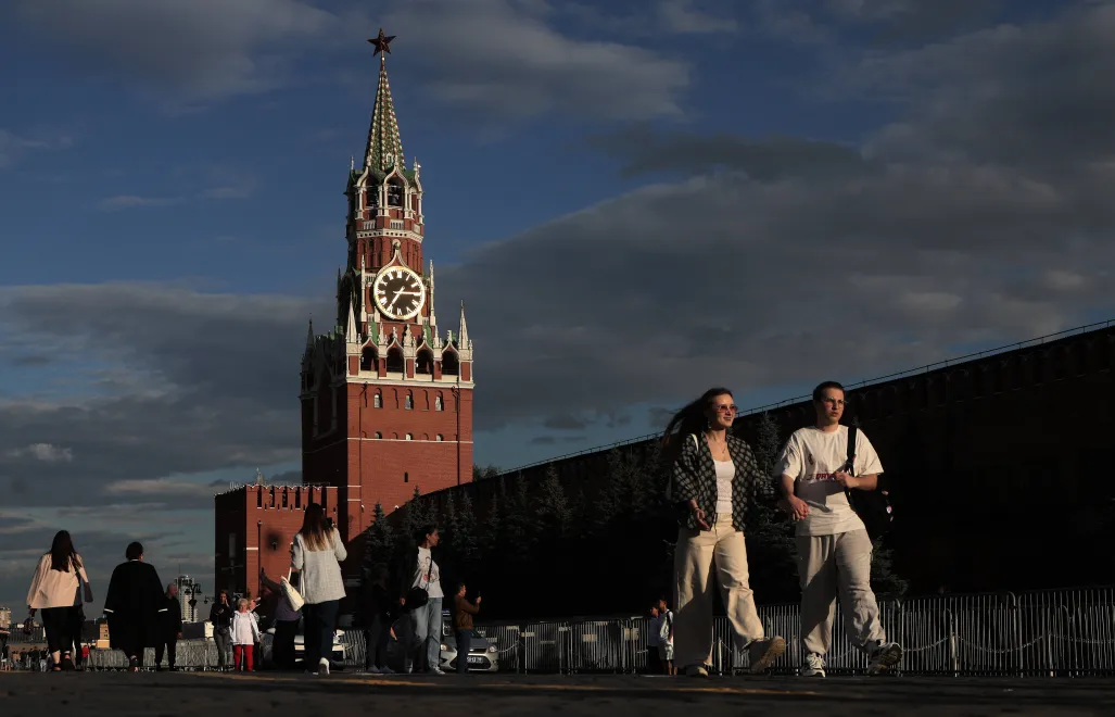 Люди проходять по Красній площі біля Кремля, Москва, Росія. Fot. PAP/EPA/MAXIM SHIPENKOV