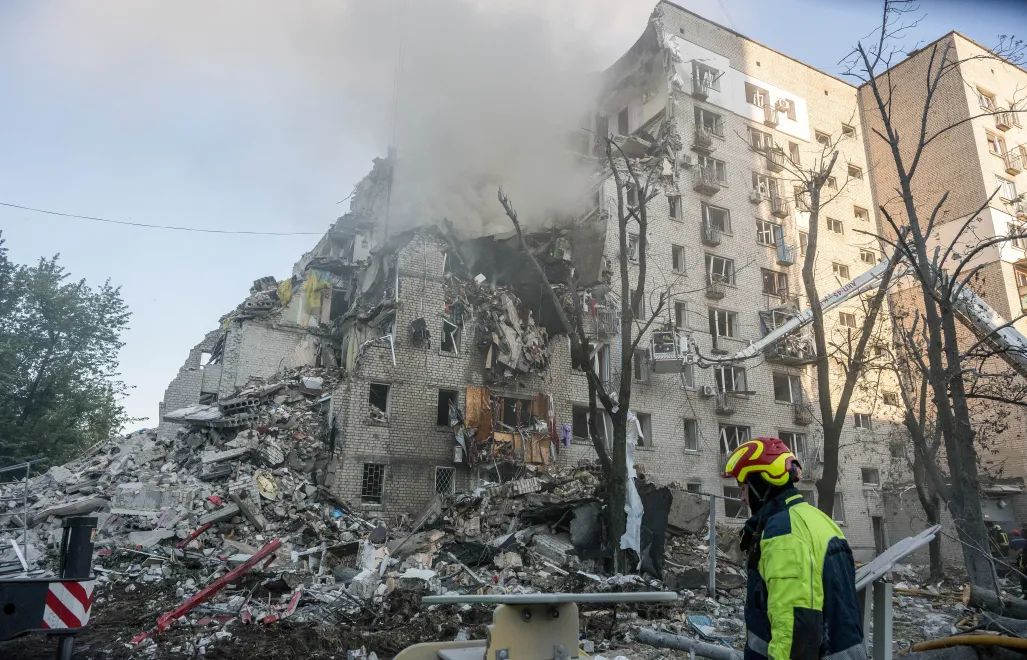 Наслідки російського удару по Києву. Fot. PAP/Vladyslav Musiienko