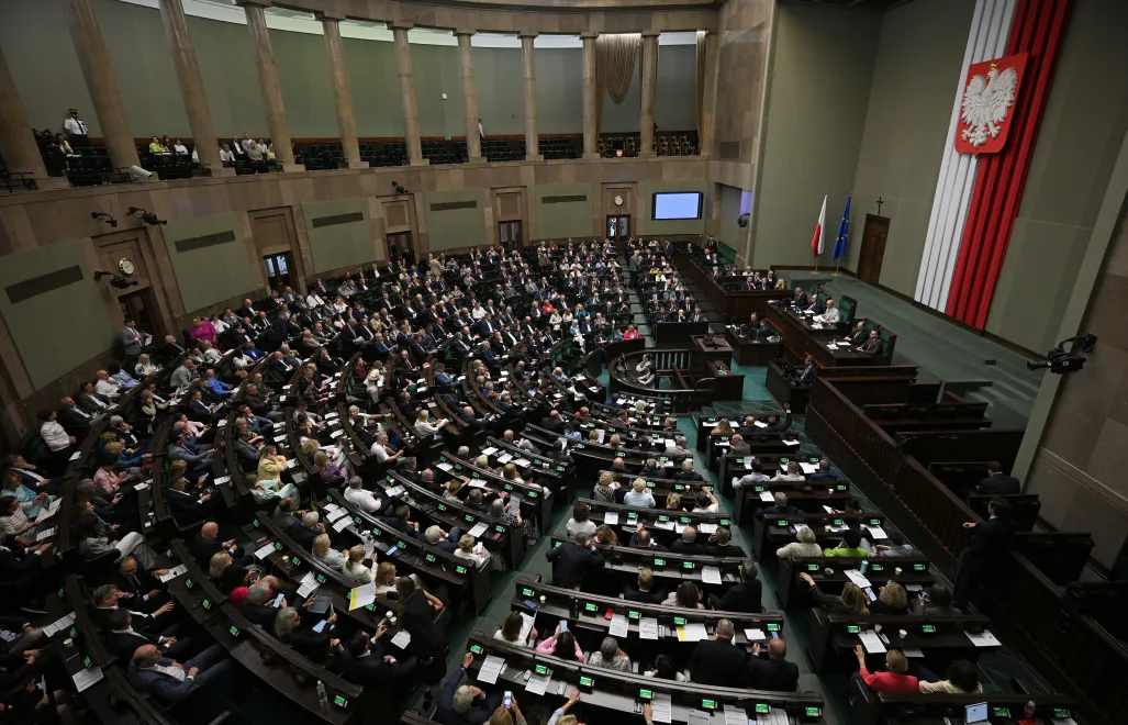 Posłowie na sali plenarnej Sejmu. Fot. PAP/Marcin Obara