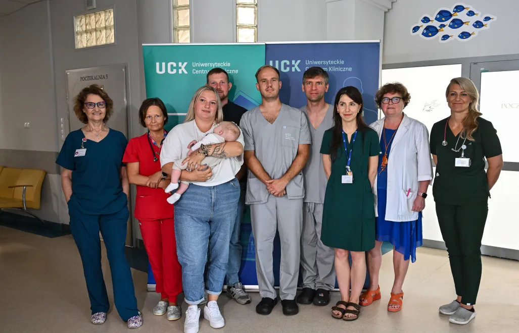 Ordynator Kliniki Pediatrii, Hematologii, Onkologii i Immunologii UCK dr hab. Ninela Irga-Jaworska (L), dr Julia Radoń-Proskura (P) i Sandra Lewicka z synem Leosiem (3L) podczas konferencji prasowej. Fot. PAP/Marcin Gadomski
