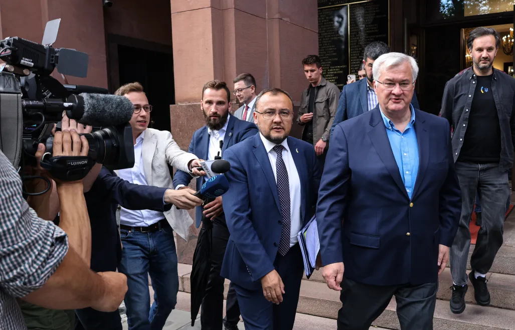 Голова МЗС України Андрій Сибіга (другий праворуч) та посол України в Польщі Василь Боднар (по центру) після зустрічі з віцепрем’єром, очільником МЗС Радославом Сікорським у будівлі Міністерства закордонних справ у Варшаві. Fot. PAP/Albert Zawada