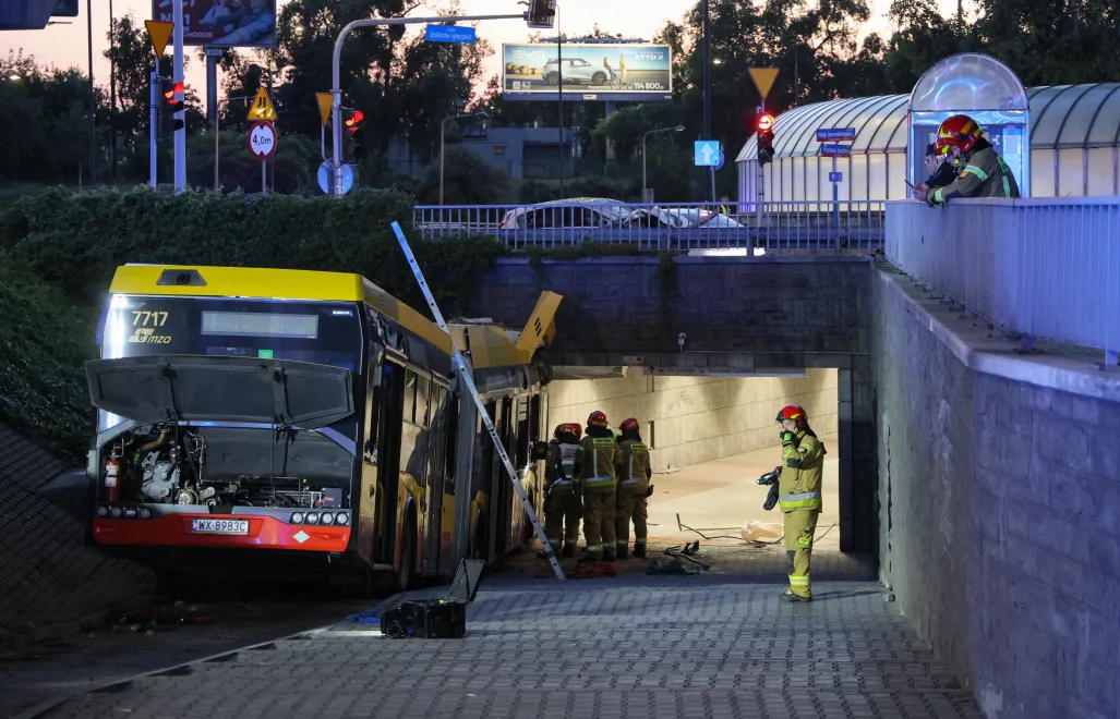Miejsce wypadku w rejonie Ronda Zesłańców Syberyjskich w Warszawie. Fot. PAP/Paweł Supernak