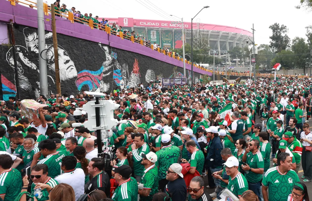 Meksykańscy kibice przed Stadionem Azteca. Fot. EPA/MARIO GUZMAN