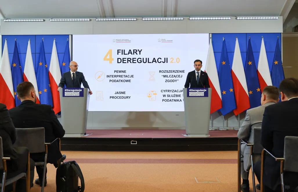 Minister ds. Nadzoru nad Wdrażaniem Polityki Rządu Maciej Berek oraz minister finansów i gospodarki Andrzej Domański. Fot. PAP/Albert Zawada