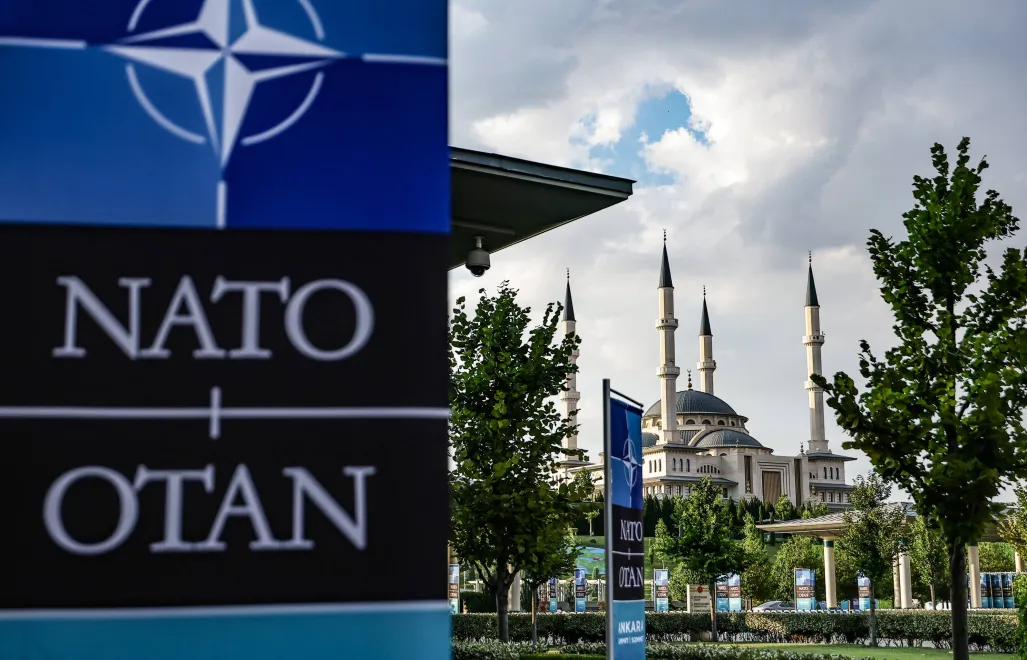 Прапори НАТО біля мечеті Міллет напередодні саміту НАТО 2026 року в Анкарі, Туреччина. Fot. PAP/EPA/FILIP SINGER