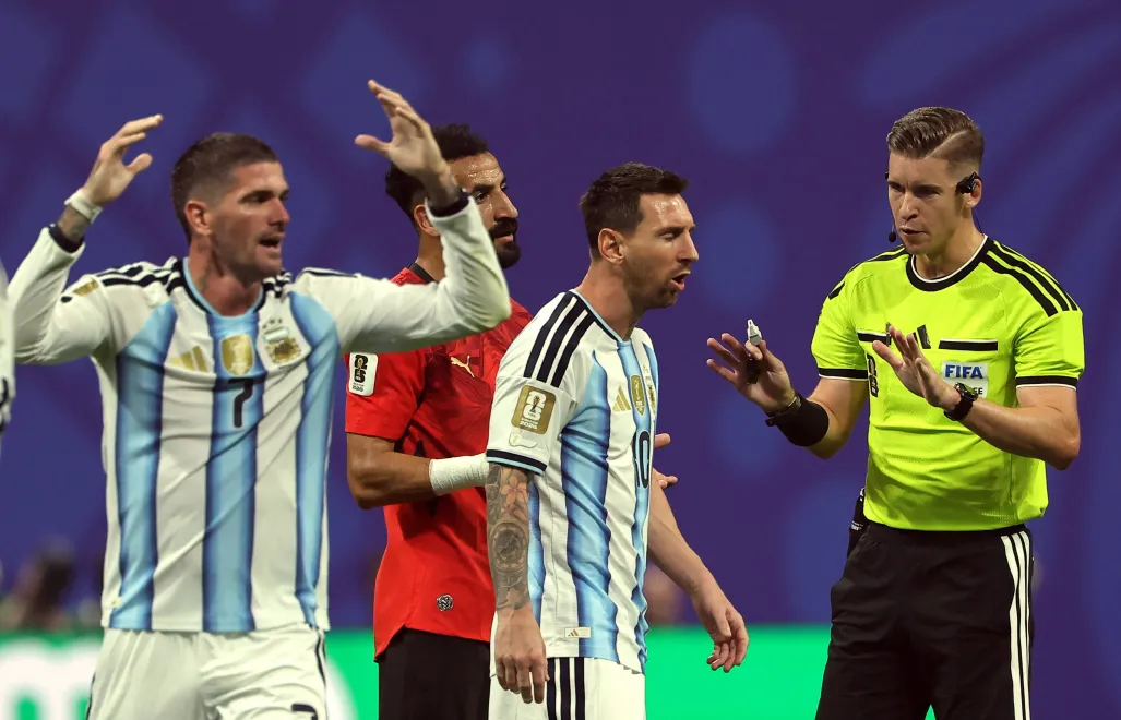 Sędzia meczu Argentyna-Egipt - Fot. PAP/EPA/CRISTOBAL HERRERA-ULASHKEVICH