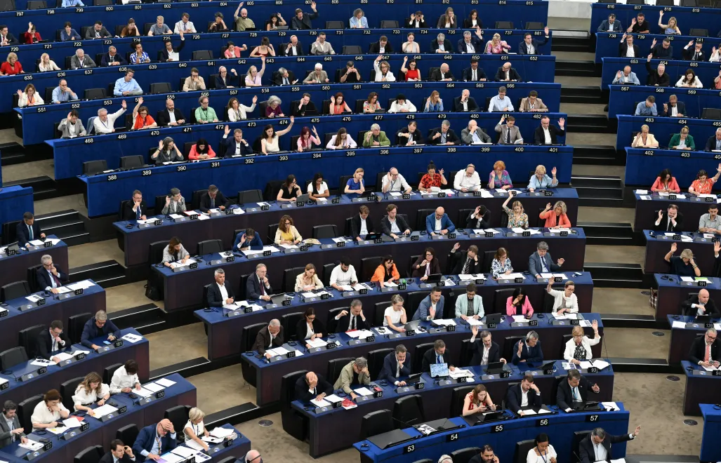  Europosłowie na sali obrad Parlamentu Europejskiego w Strasburgu. Fot. PAP/	Wiktor Dąbkowski