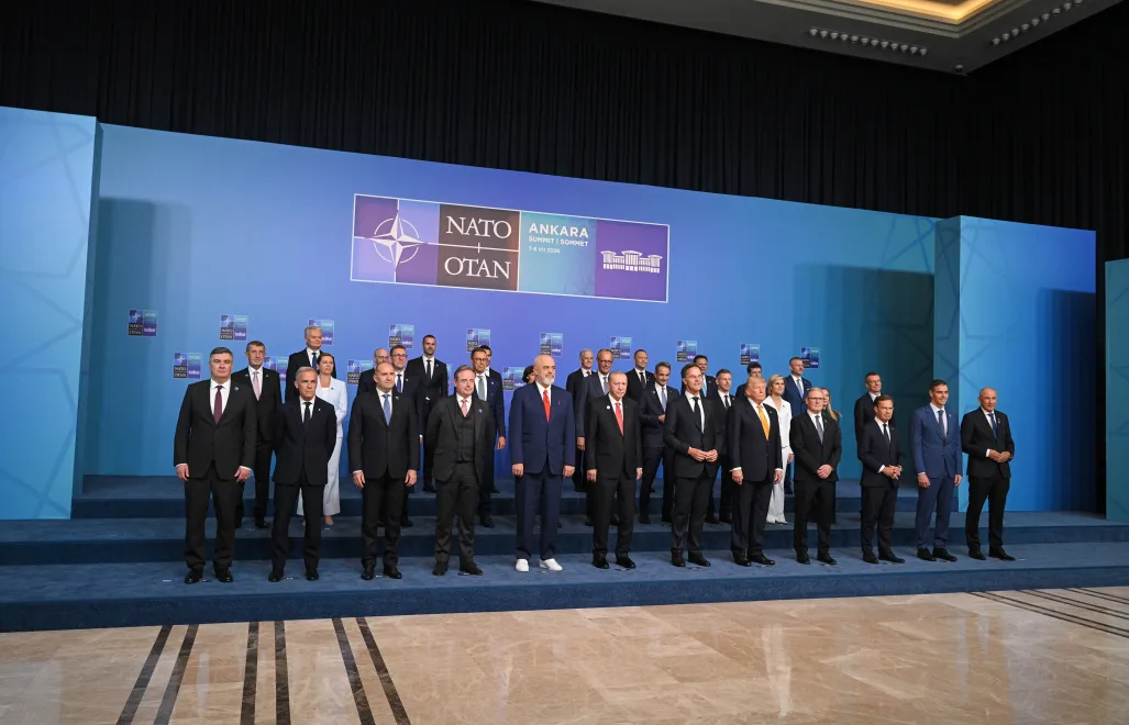 Президенти держав та очільники урядів позують для спільного фото в Анкарі під час саміту НАТО. Fot. PAP/Marcin Obara