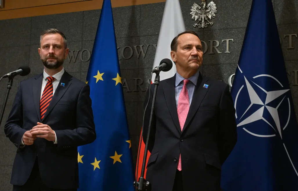 Wicepremierzy: minister obrony narodowej Władysław Kosiniak-Kamysz oraz minister spraw zagranicznych Radosław Sikorski. Fot. PAP/Piotr Nowak