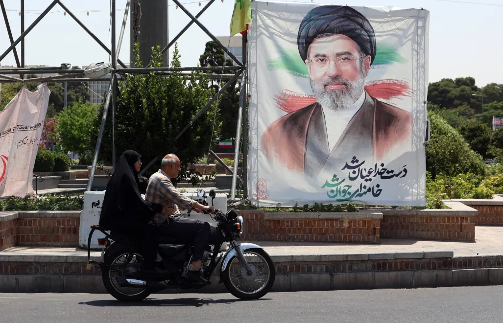 Bilboard z wizerunkiem Modżtaby Chameneia w Teheranie, fot. PAP/EPA/ABEDIN TAHERKENAREH
