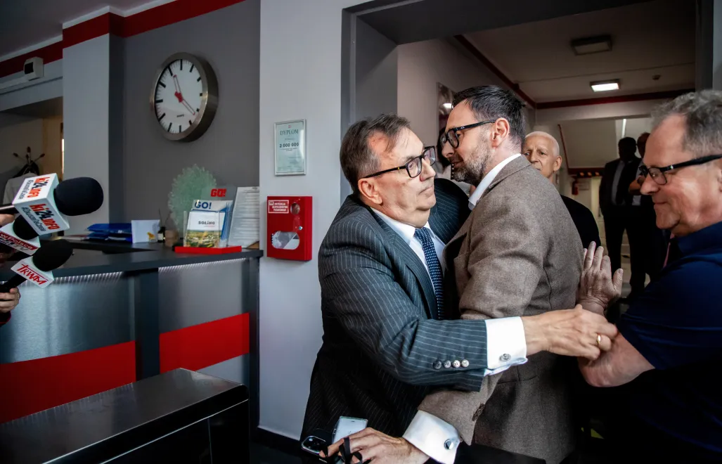 Europoseł Daniel Obajtek i prezes Solino Wojciech Kotlarek (L) podczas próby wtargnięcia do siedziby zakładów IKS Solino. Fot. PAP/Agnieszka Bielecka