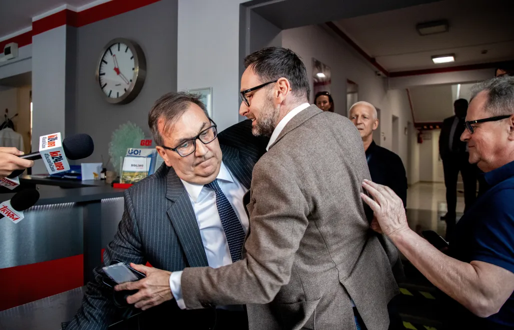 Europoseł Daniel Obajtek (2L) i prezes Solino Wojciech Kotlarek (L) podczas próby wtargnięcia do siedziby zakładów IKS Solino. Fot. PAP/Agnieszka Bielecka